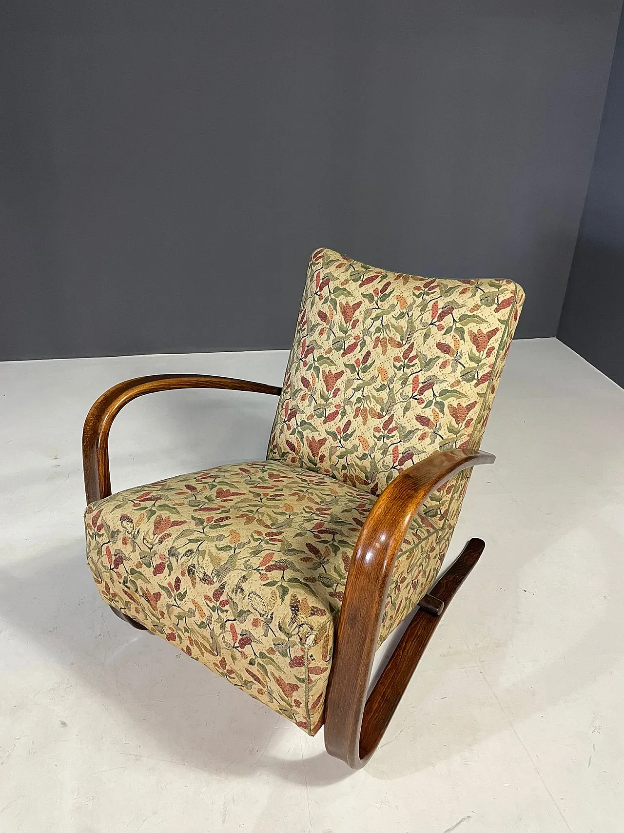 Pair of H269 lounge chairs by Jindřich Halabala, 1930s 4