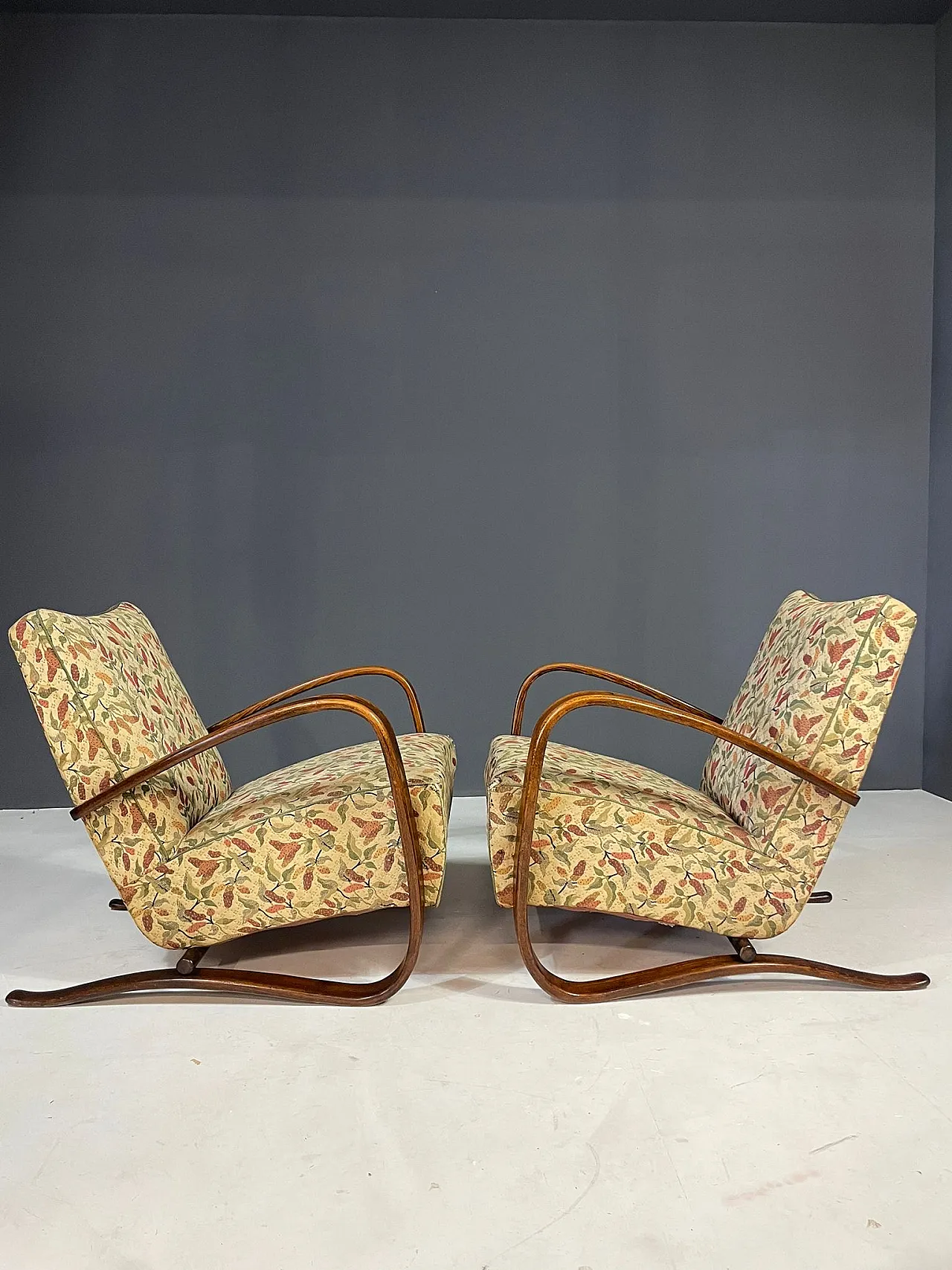 Pair of H269 lounge chairs by Jindřich Halabala, 1930s 15