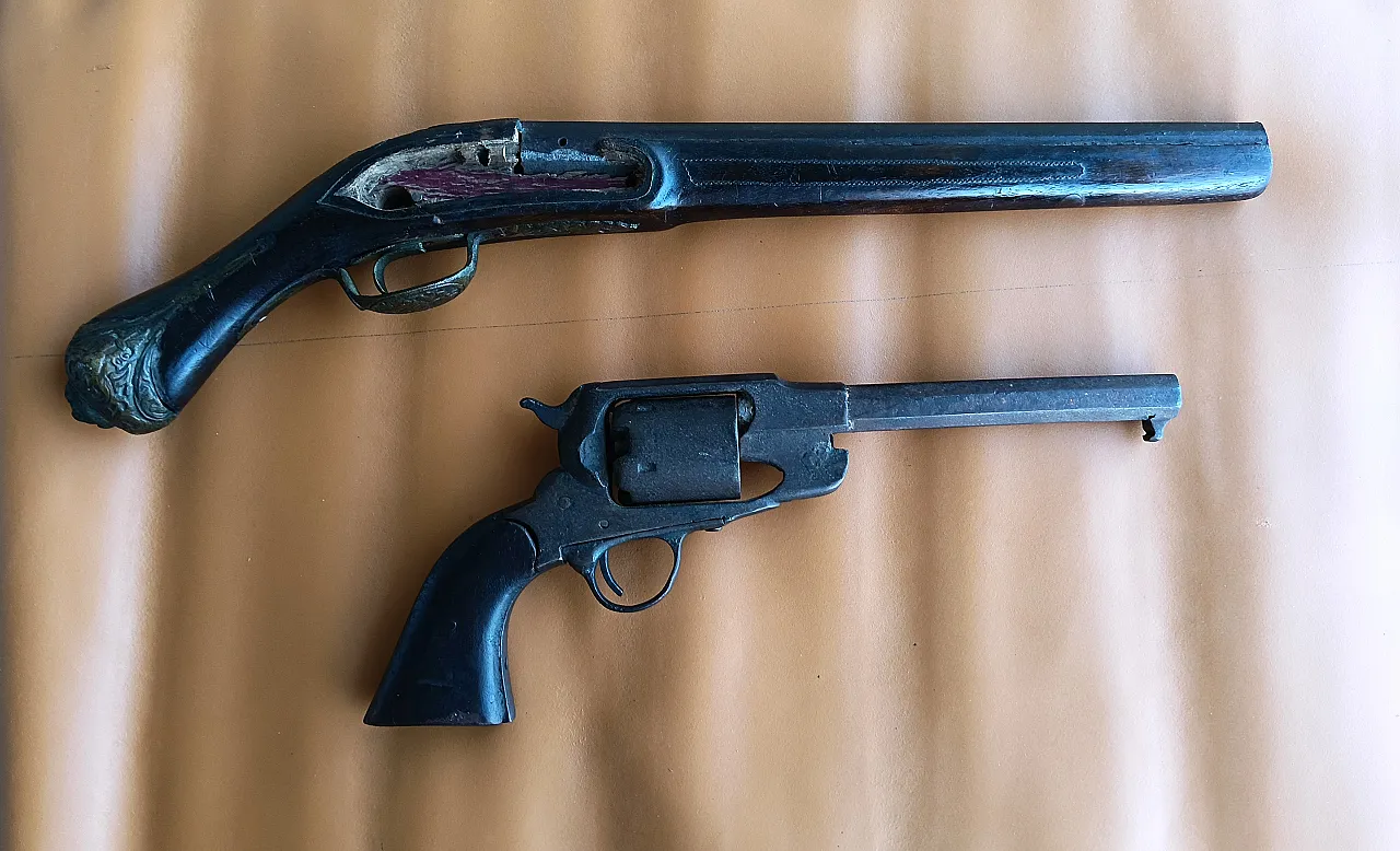 Pair of guns reproduction, 60s 3