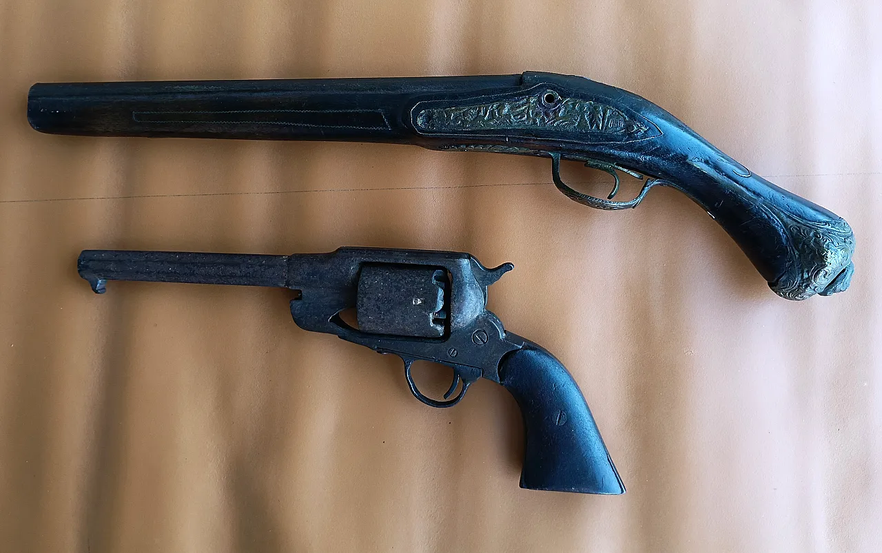 Pair of guns reproduction, 60s 34
