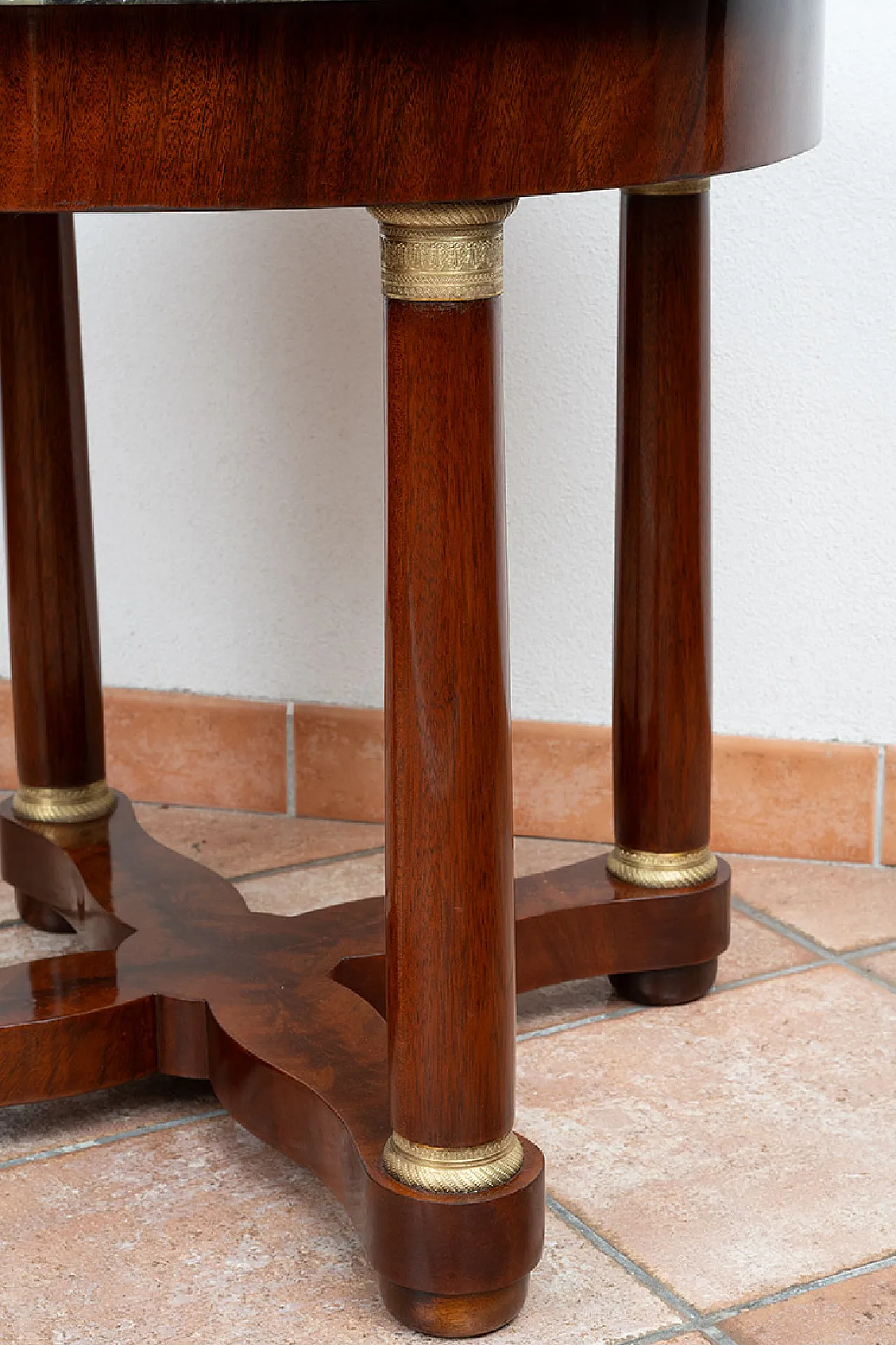 Mahogany feather coffee table with marble top, 20th century 2