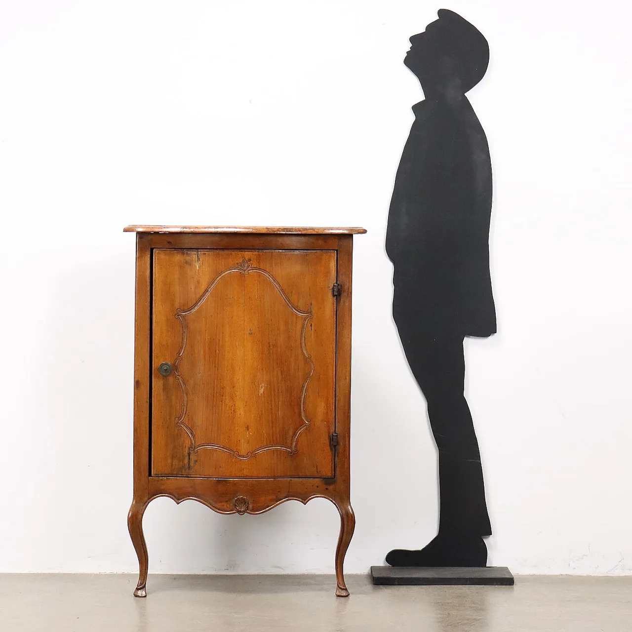 Baroque corner cupboard in walnut, 18th century 2