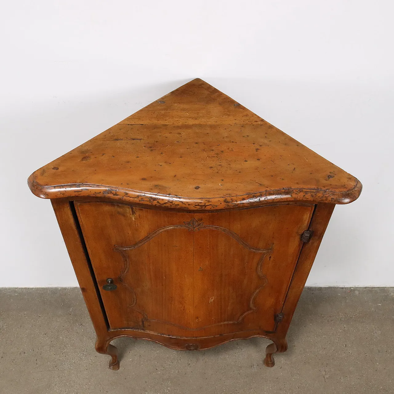 Baroque corner cupboard in walnut, 18th century 3