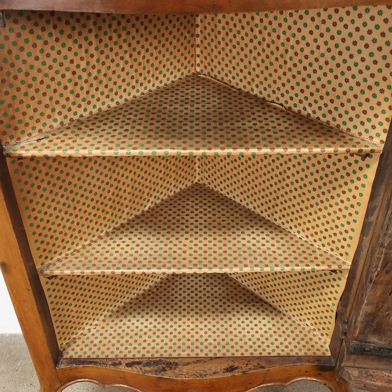 Baroque corner cupboard in walnut, 18th century 8