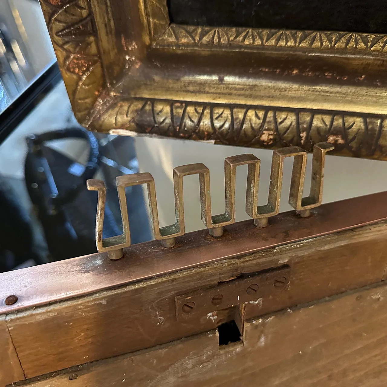 Specchio da parete a scudo in ottone massiccio di Gio Ponti, anni '50 3