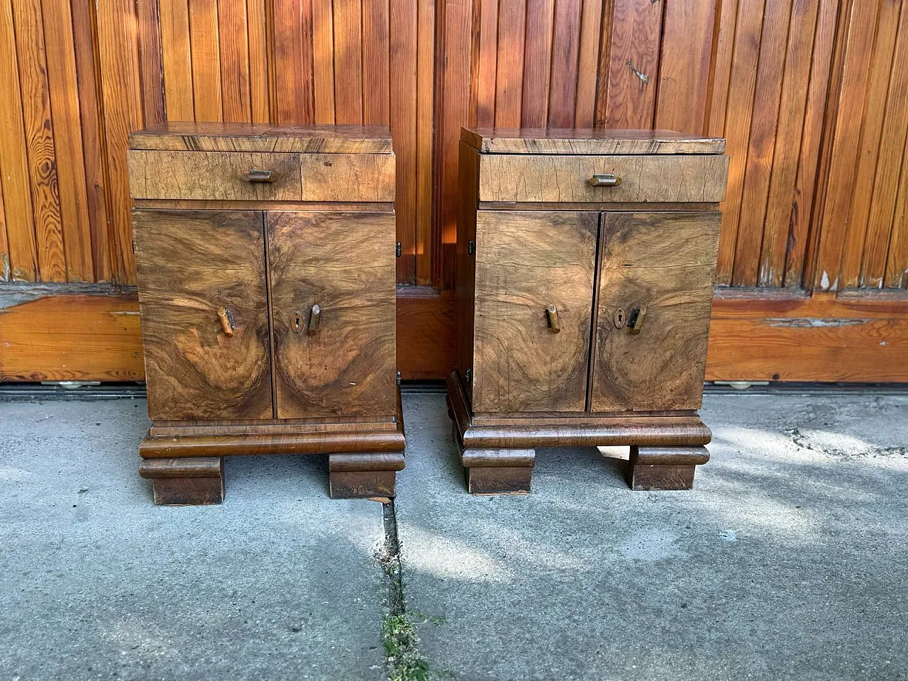 Coppia di cassettiere Art Déco impiallacciate in noce, anni '20 1