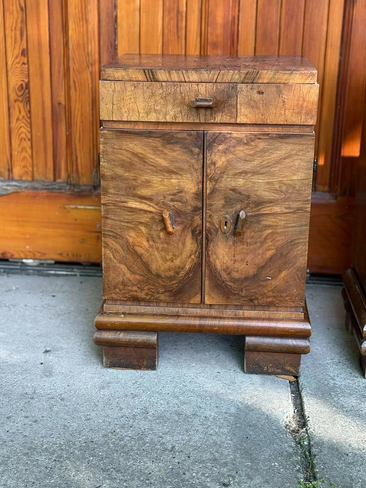 Coppia di cassettiere Art Déco impiallacciate in noce, anni '20 3