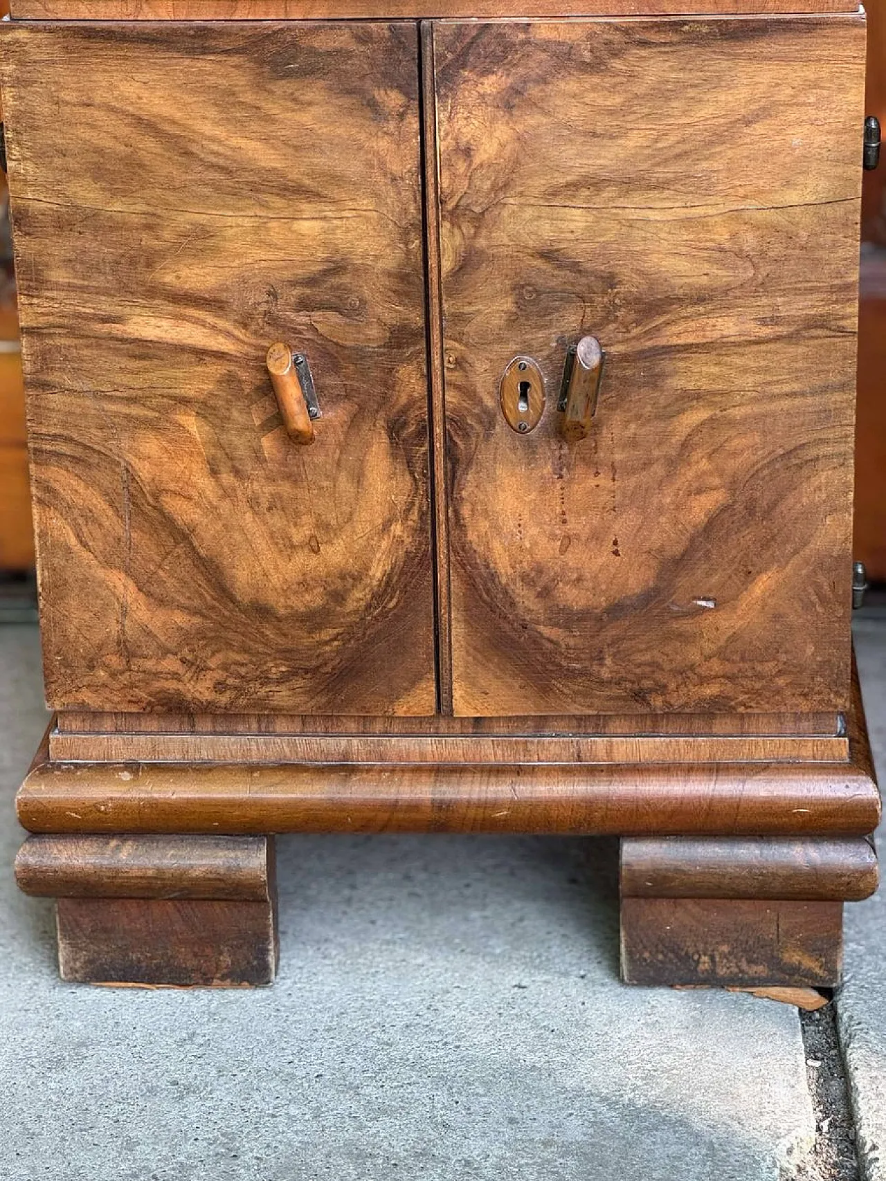 Coppia di cassettiere Art Déco impiallacciate in noce, anni '20 4