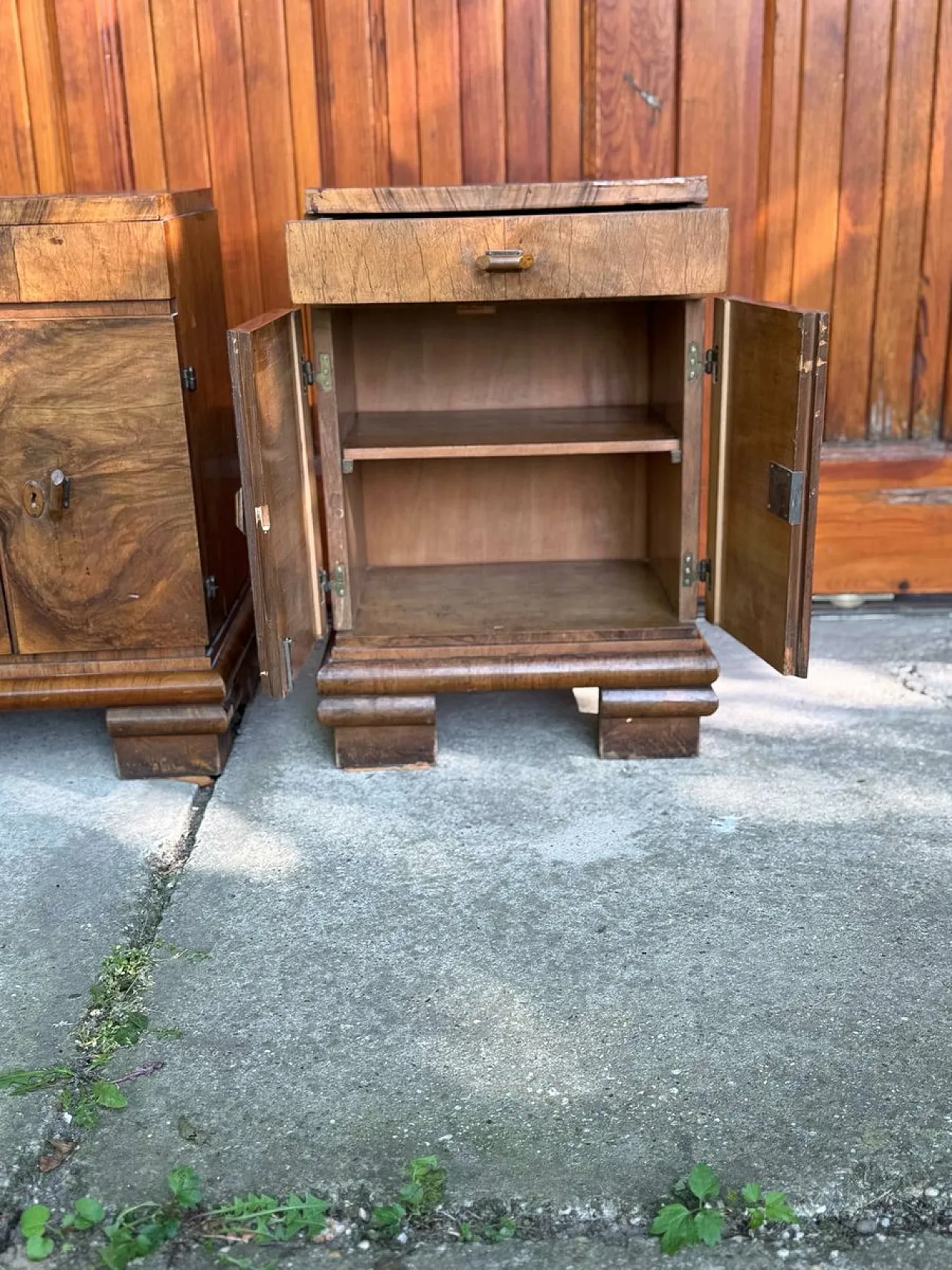 Coppia di cassettiere Art Déco impiallacciate in noce, anni '20 6