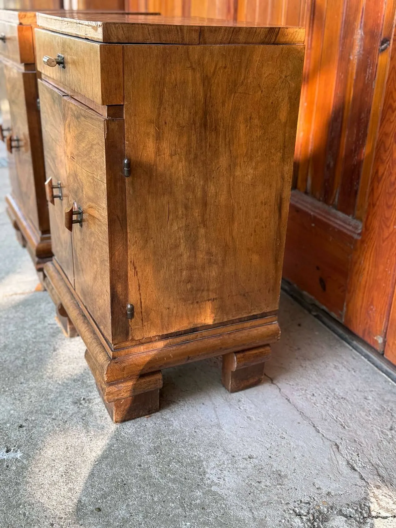 Coppia di cassettiere Art Déco impiallacciate in noce, anni '20 7