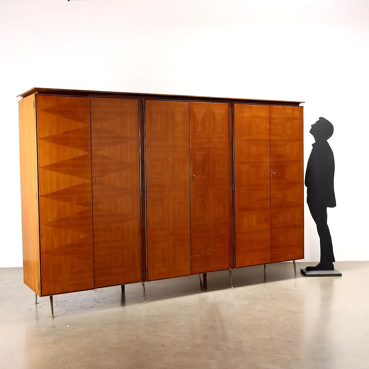 Armadio in noce impiallacciato e ottone, metà '900 2