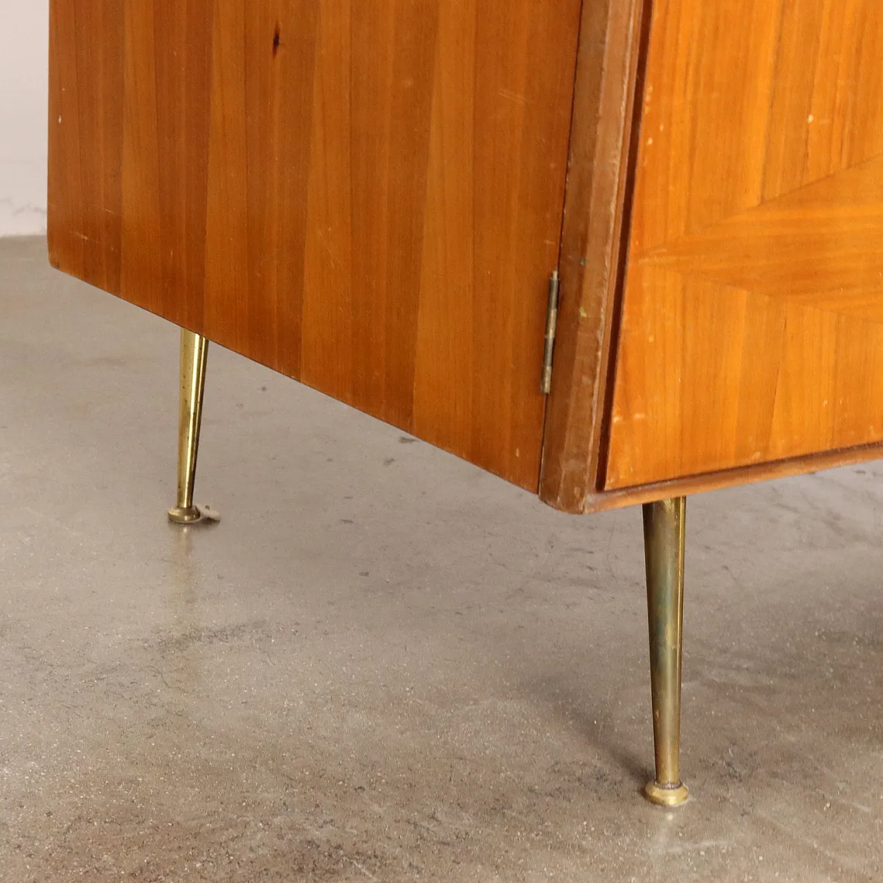 Armadio in noce impiallacciato e ottone, metà '900 7