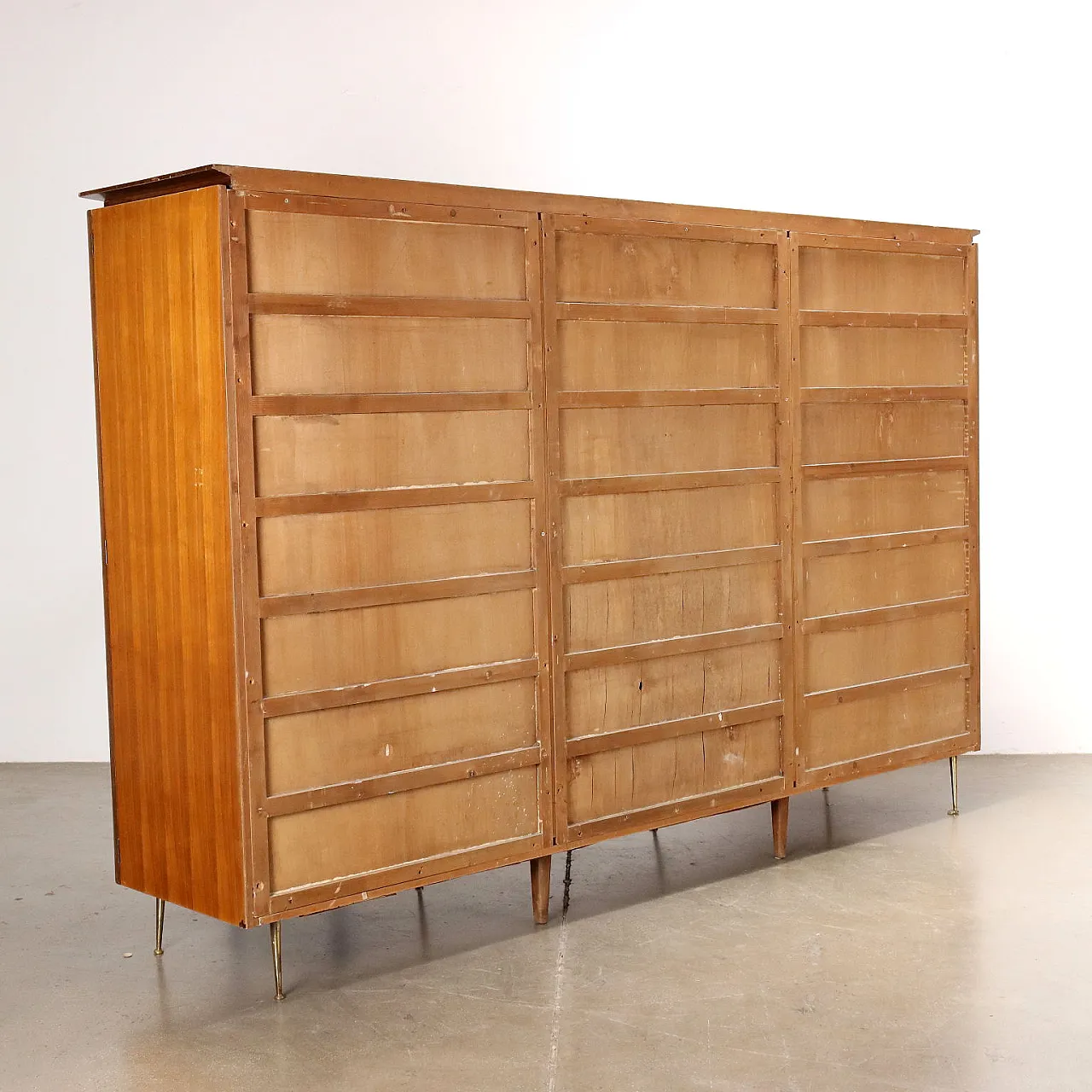 Armadio in noce impiallacciato e ottone, metà '900 8