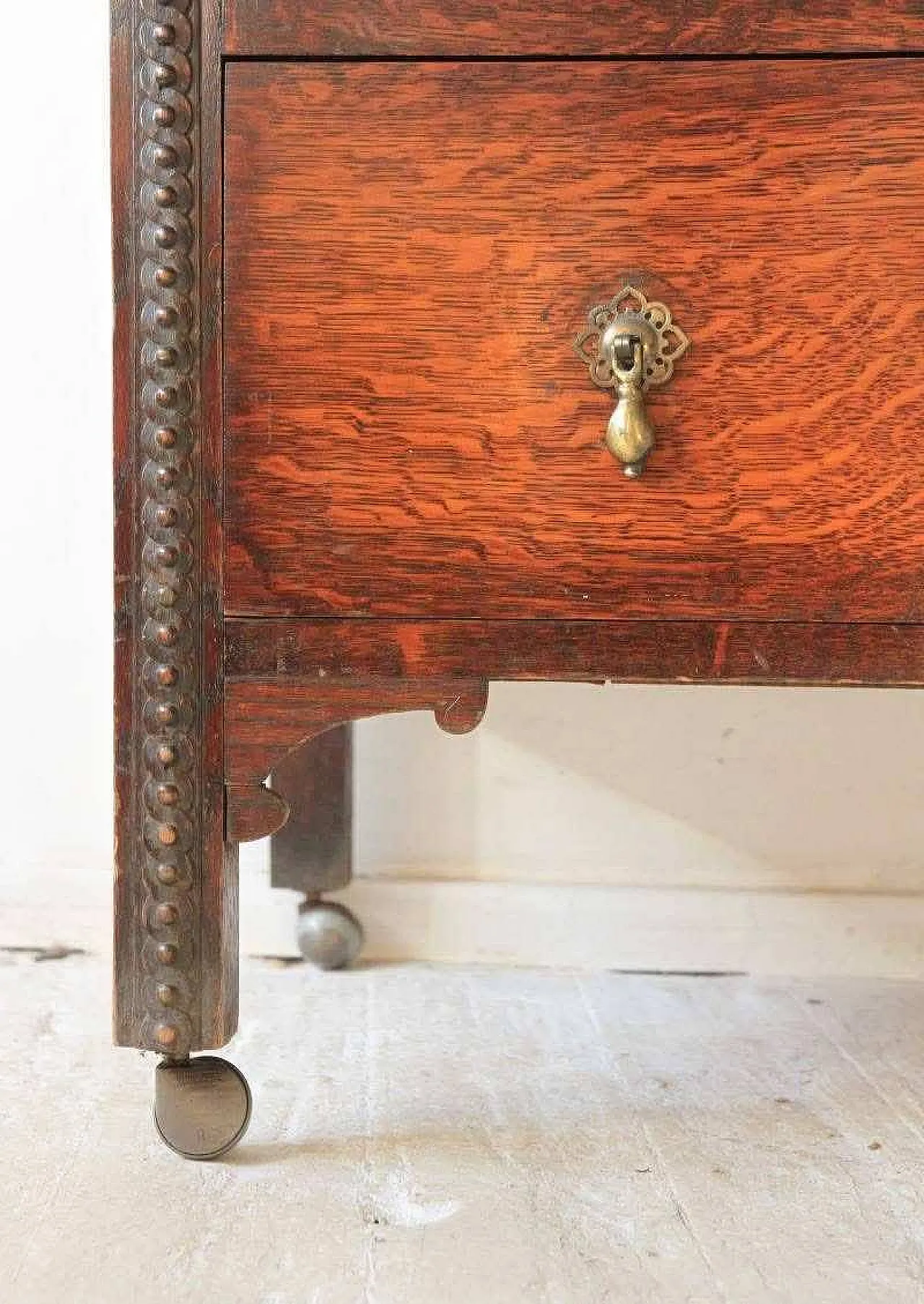 Cassettiera in quercia su ruote con maniglie in ottone, '900 5