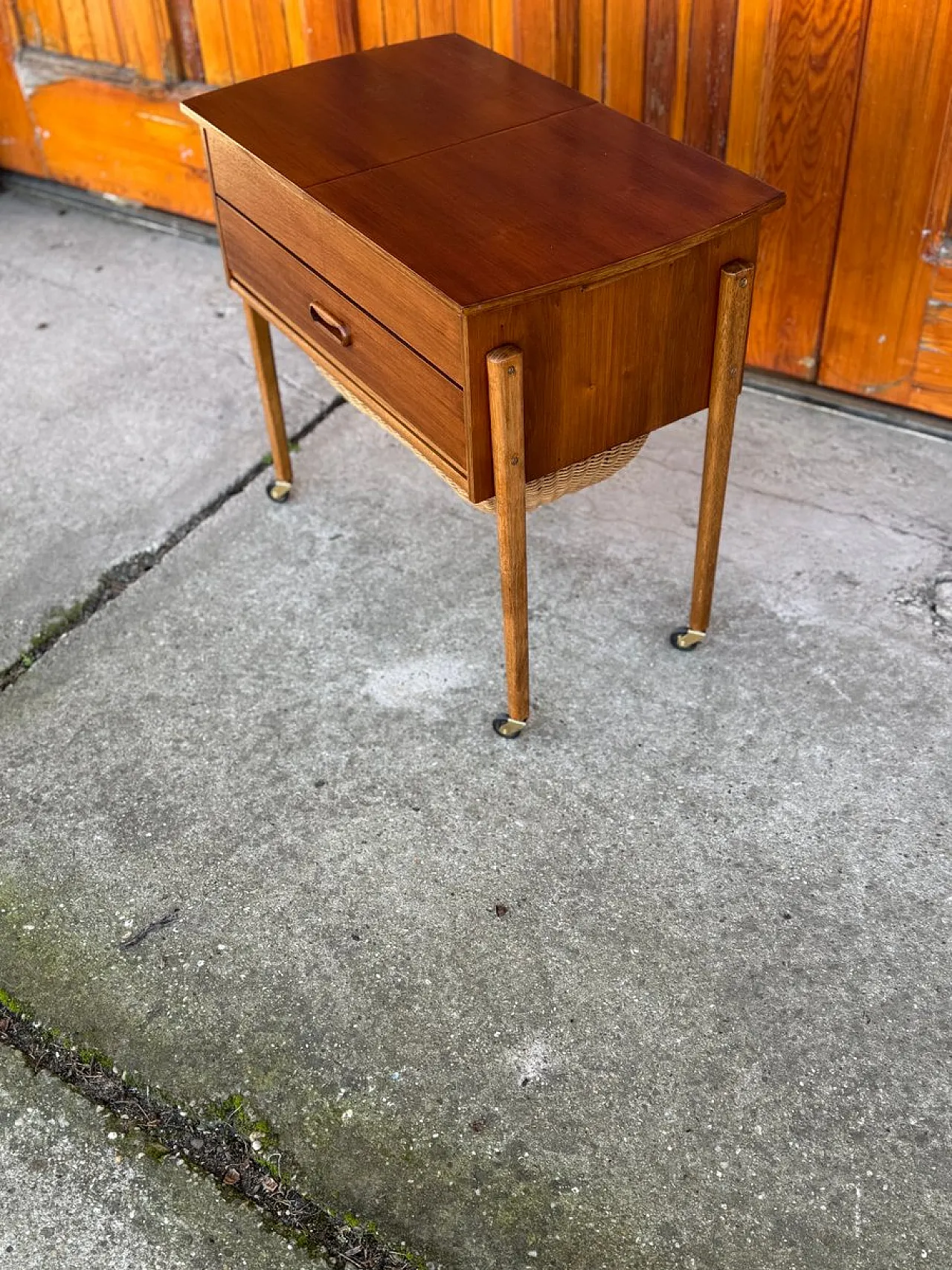 Carrello moderno in teak e vimini, Danimarca, anni '60 3
