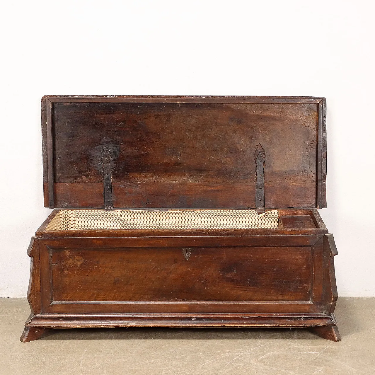 Cassapanca in legni antichi decorata da cornici e montanti sagomati 4