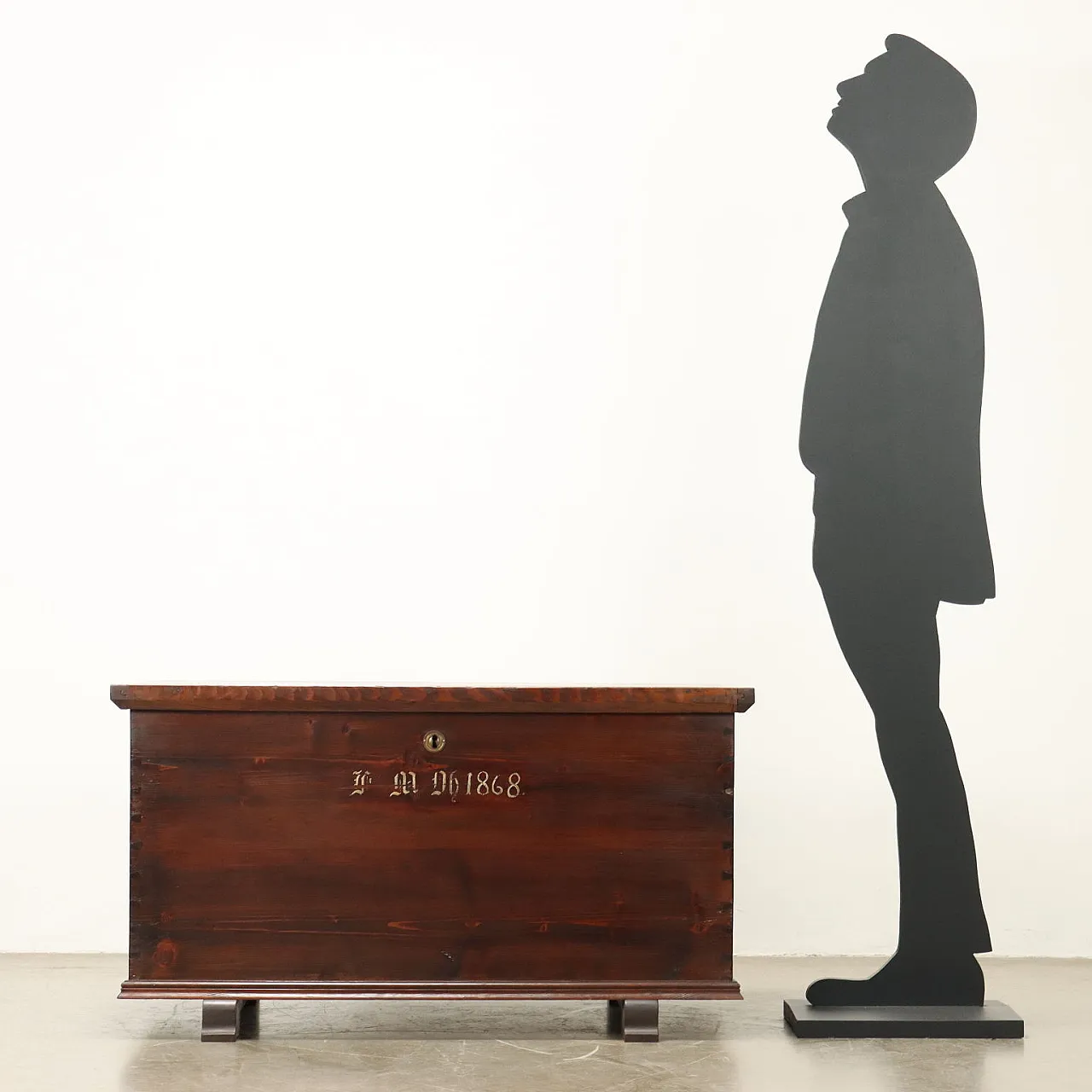 Cassapanca baule in abete con monogrammi dipinti, '900 2