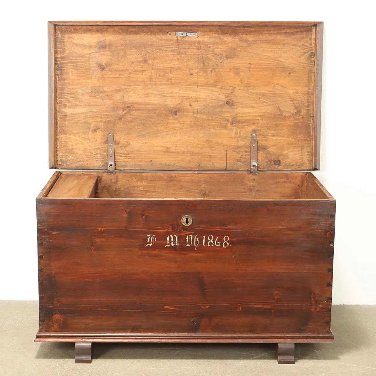 Cassapanca baule in abete con monogrammi dipinti, '900 3