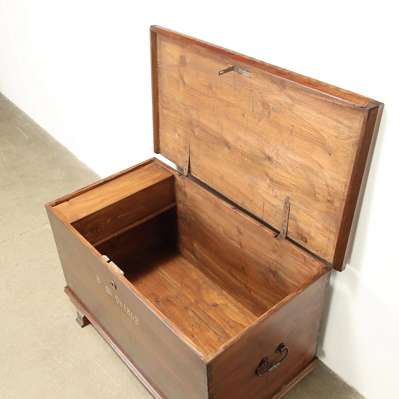 Cassapanca baule in abete con monogrammi dipinti, '900 4