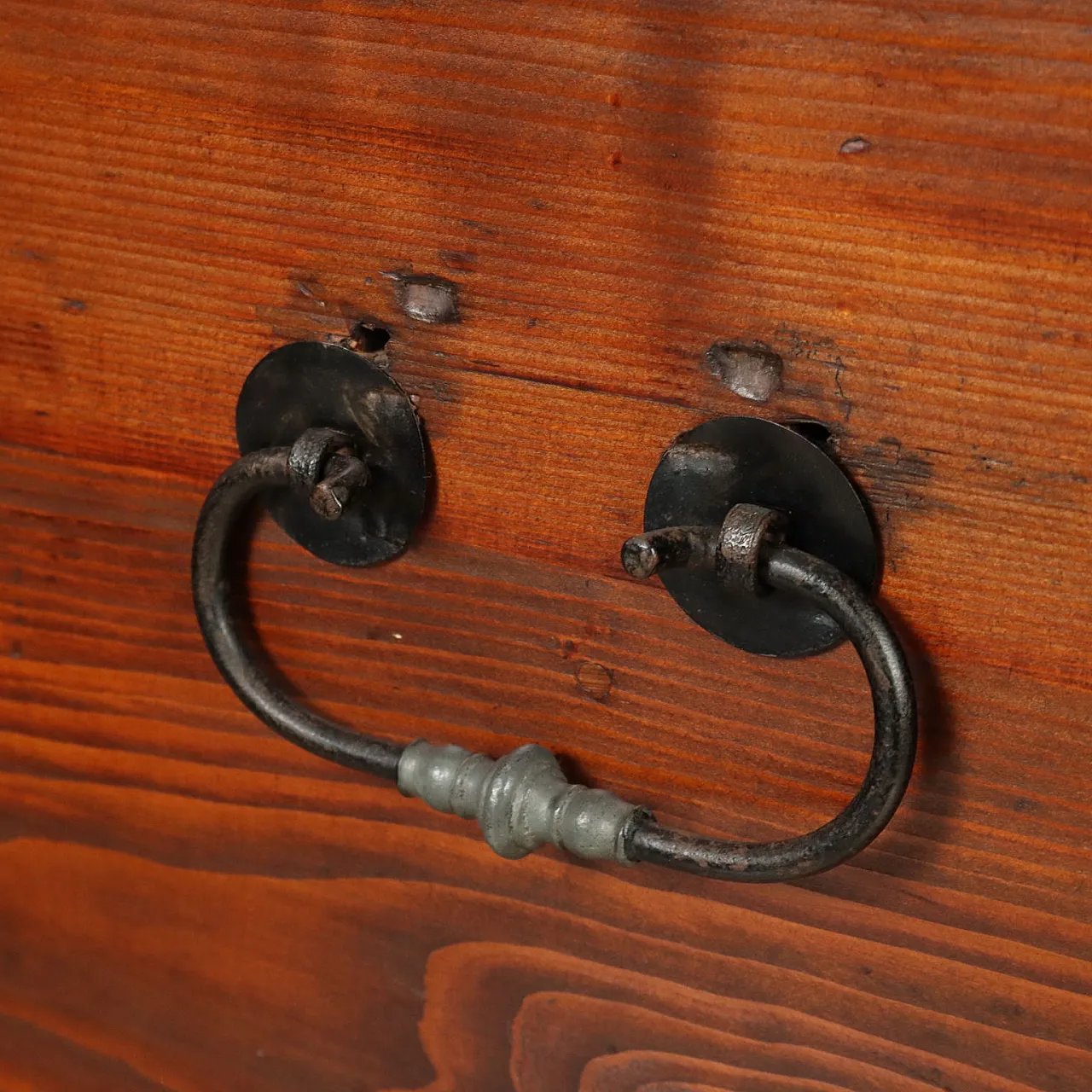 Cassapanca baule in abete con monogrammi dipinti, '900 6