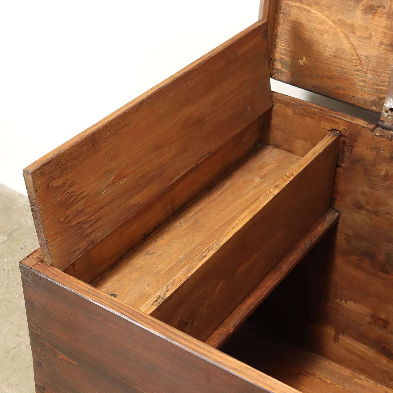 Cassapanca baule in abete con monogrammi dipinti, '900 7