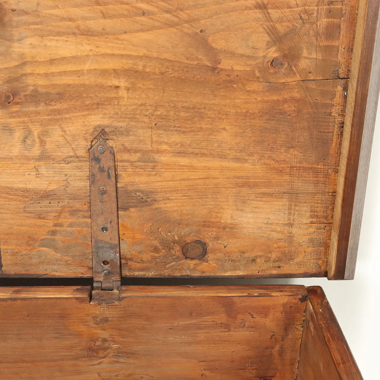 Cassapanca baule in abete con monogrammi dipinti, '900 8