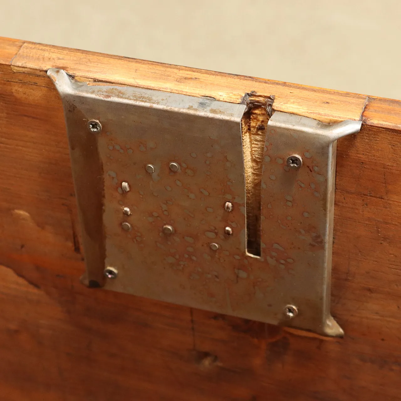 Cassapanca baule in abete con monogrammi dipinti, '900 9