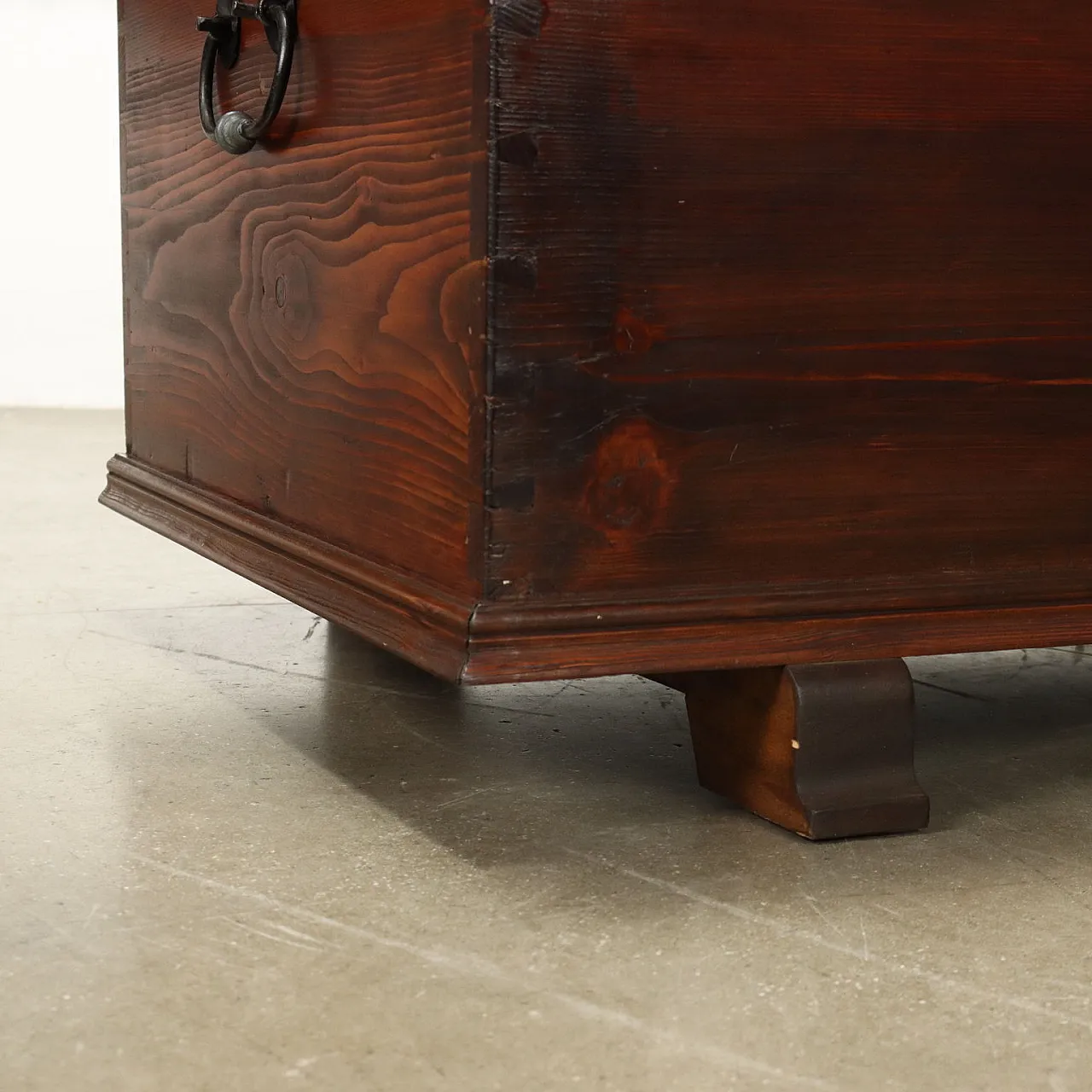 Cassapanca baule in abete con monogrammi dipinti, '900 10