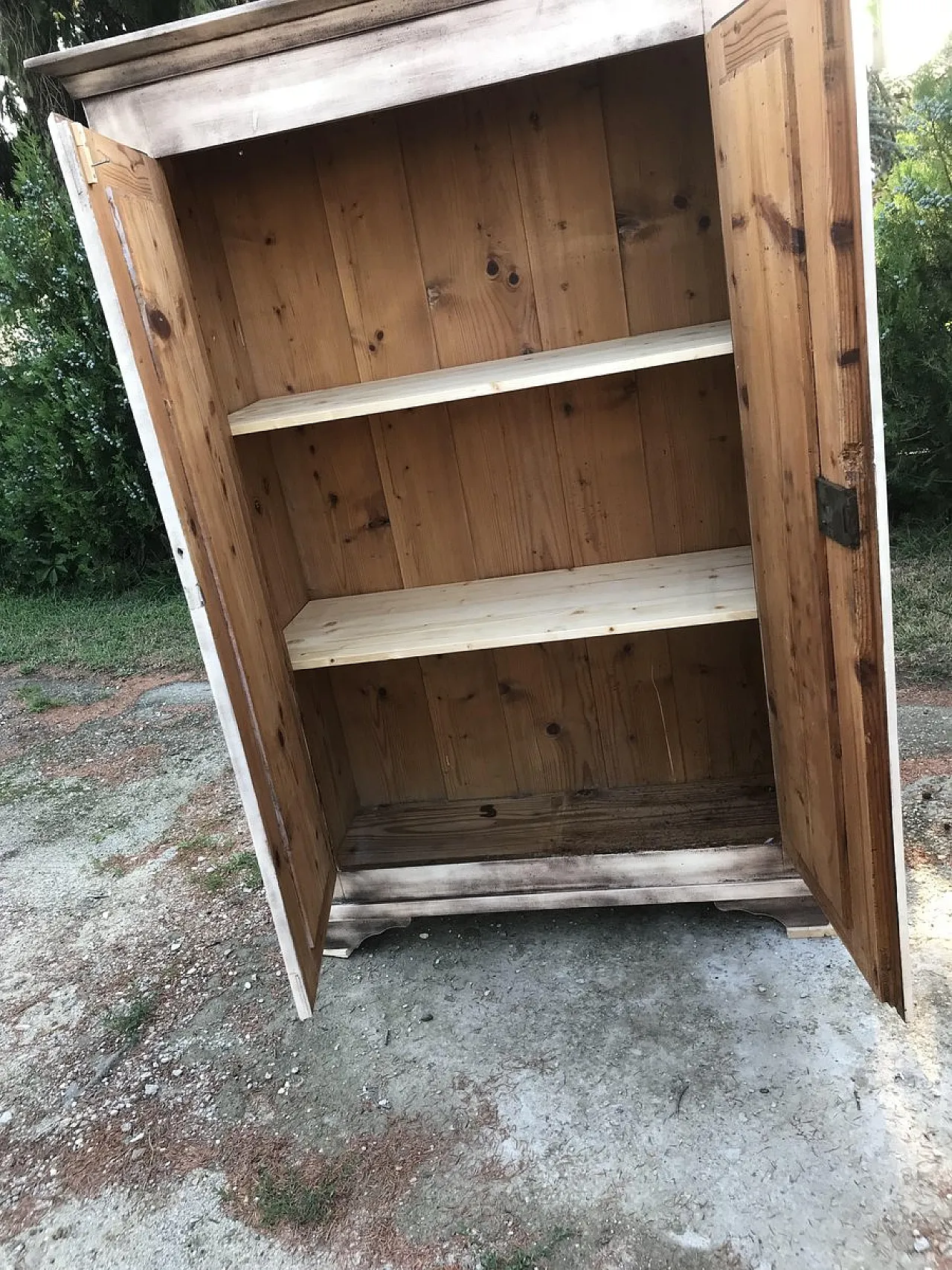 Armadio matrimoniale con motivo floreale dipinto a mano, '900 2