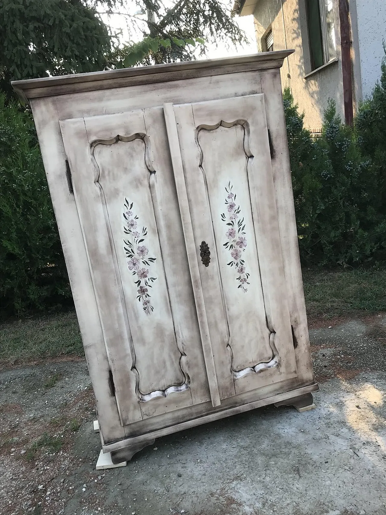 Armadio matrimoniale con motivo floreale dipinto a mano, '900 4