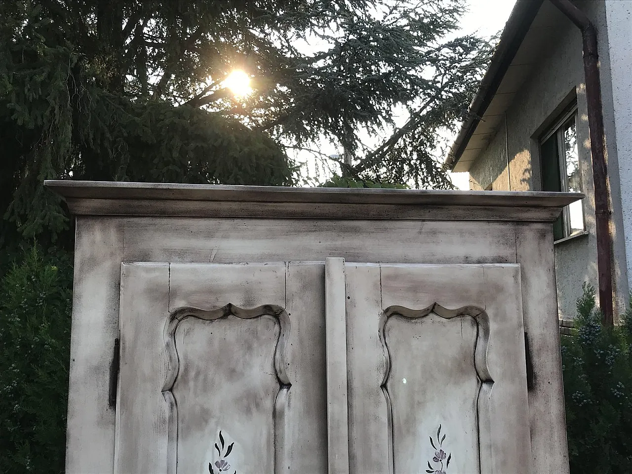 Armadio matrimoniale con motivo floreale dipinto a mano, '900 6