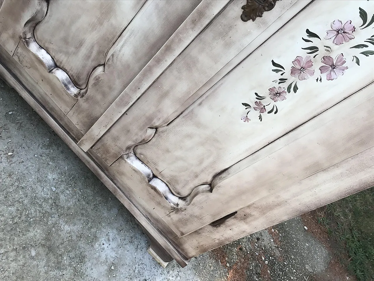 Armadio matrimoniale con motivo floreale dipinto a mano, '900 7