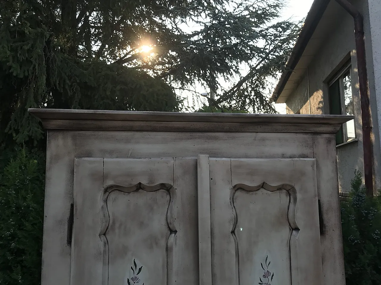 Armadio matrimoniale con motivo floreale dipinto a mano, '900 10