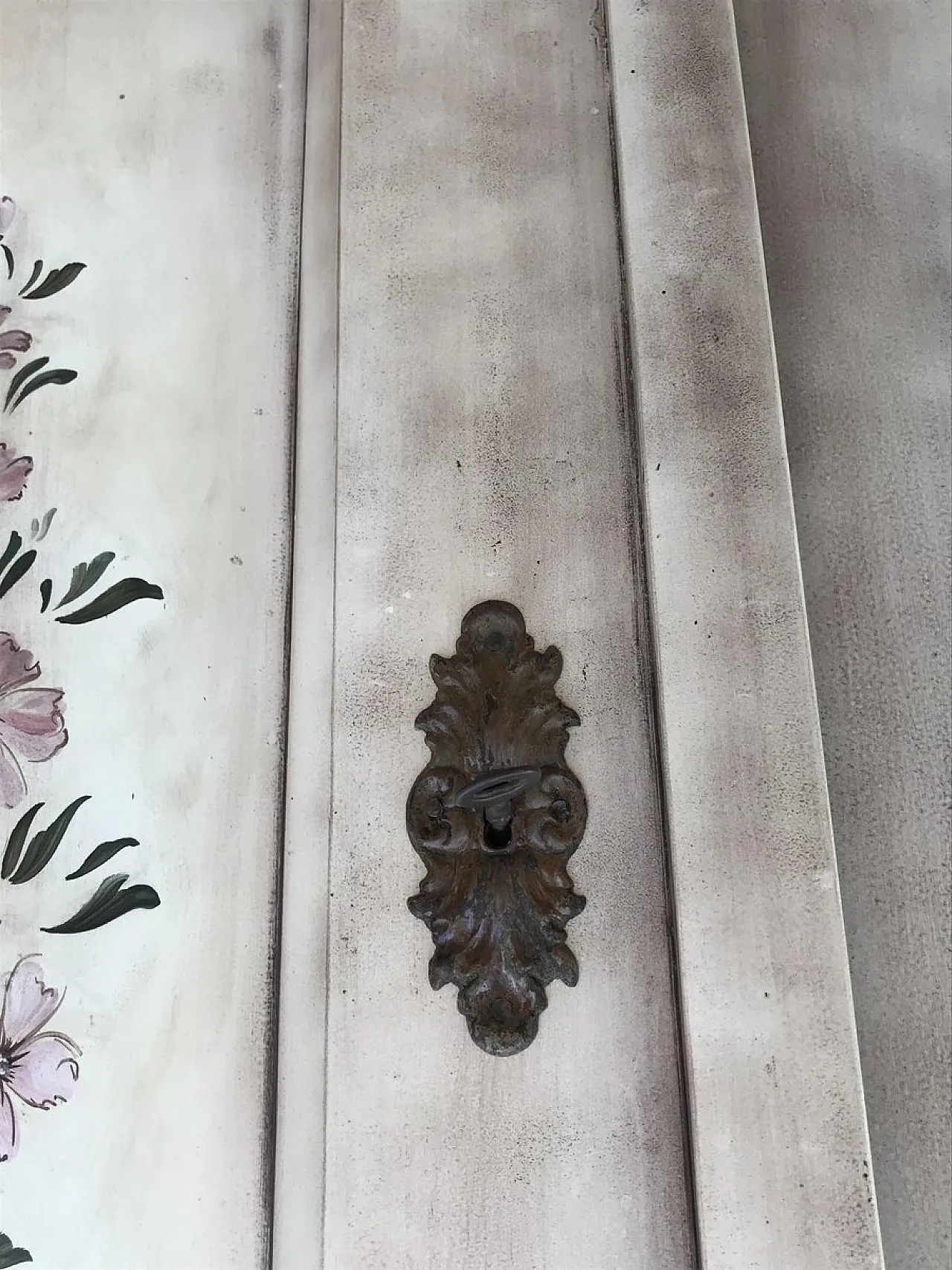 Armadio matrimoniale con motivo floreale dipinto a mano, '900 11