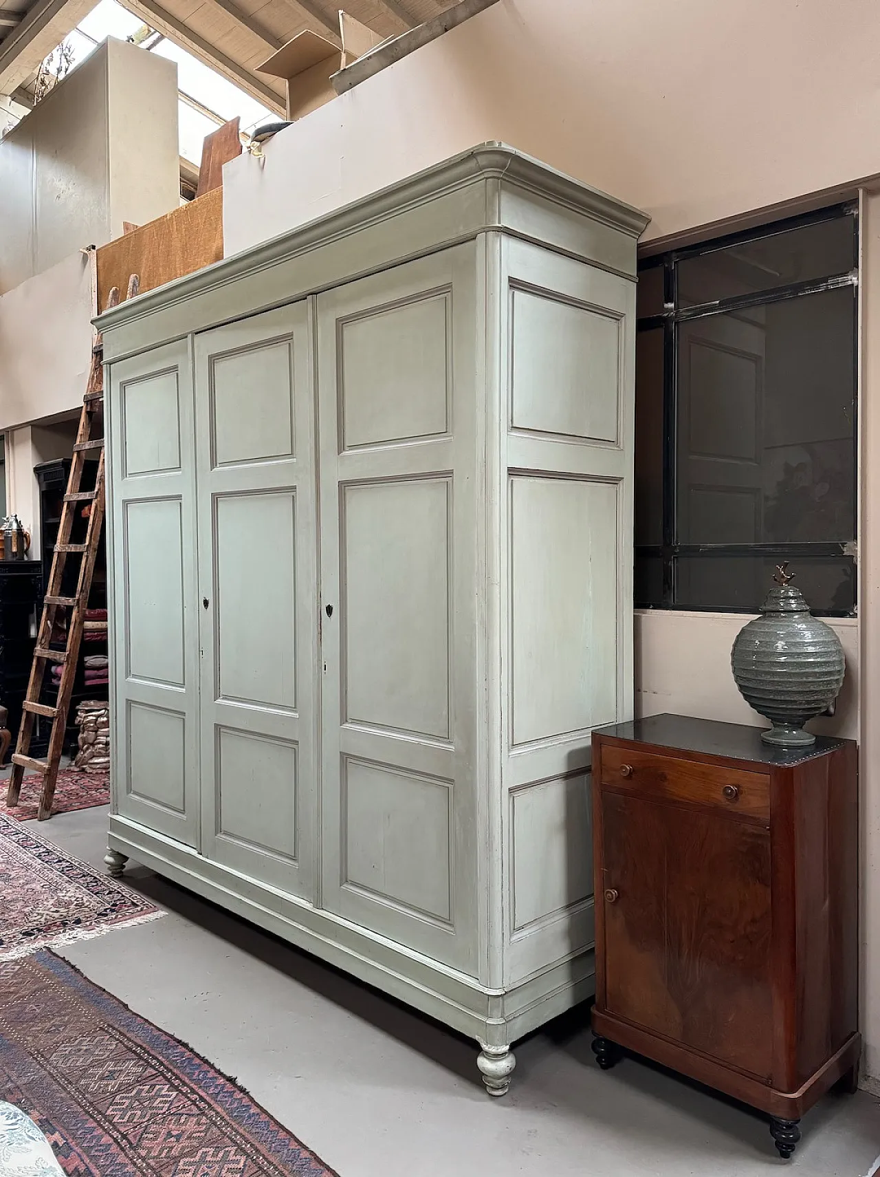 Green mastic cabinet with three doors, 19th century 3