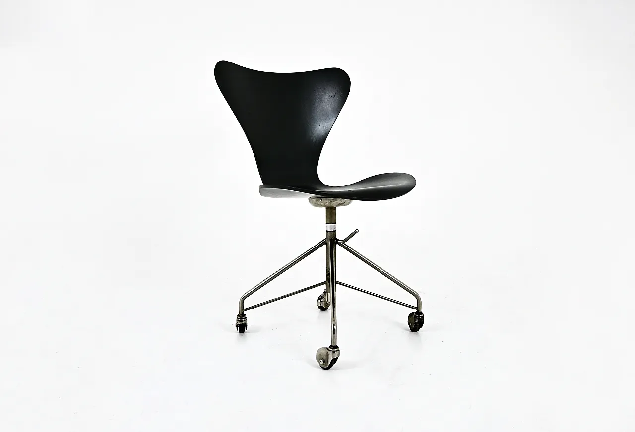 Sedia modello 3217 di Arne Jacobsen per Fritz Hansen, anni '60 1