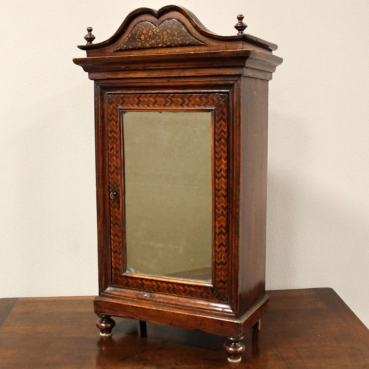 Modellino miniatura armadio-monetiere in noce intarsiato, '800 1