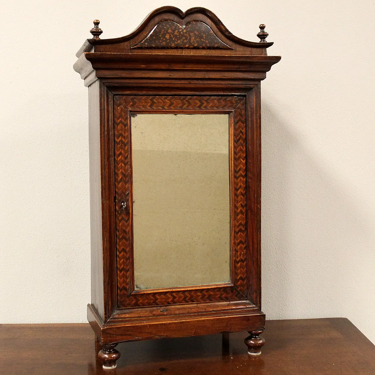 Modellino miniatura armadio-monetiere in noce intarsiato, '800 2