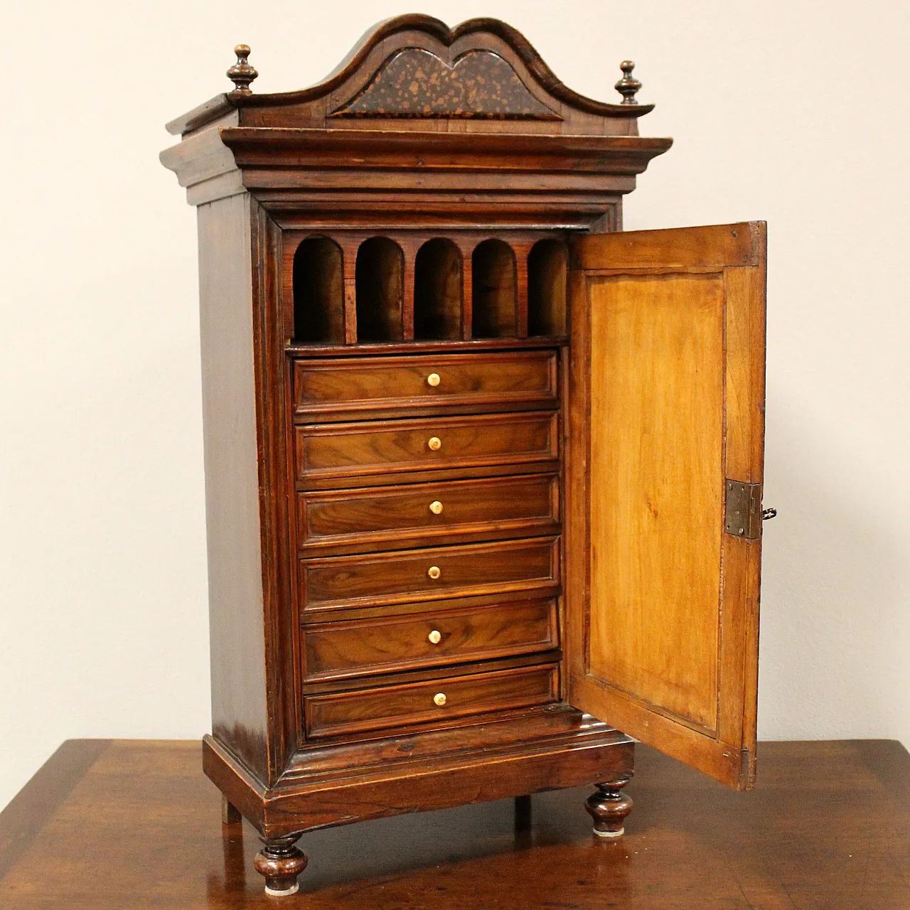 Modellino miniatura armadio-monetiere in noce intarsiato, '800 3