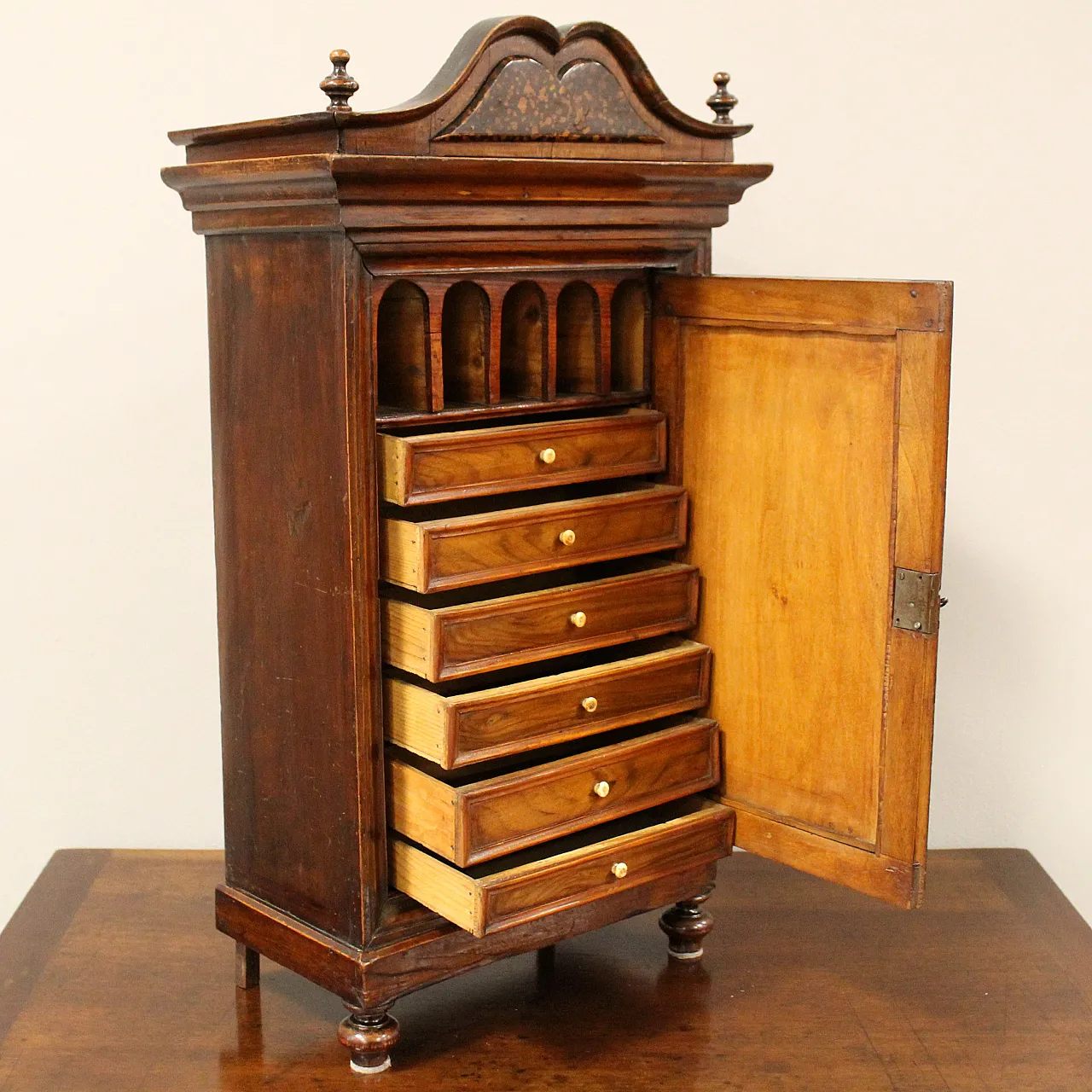 Modellino miniatura armadio-monetiere in noce intarsiato, '800 4