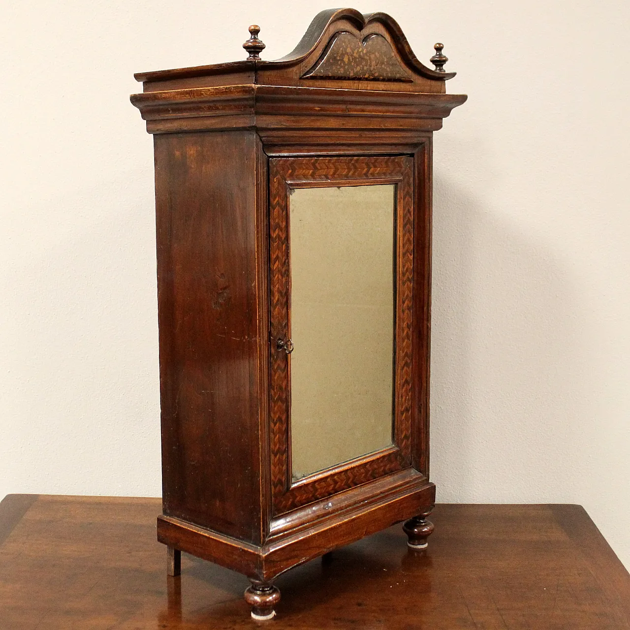 Modellino miniatura armadio-monetiere in noce intarsiato, '800 5