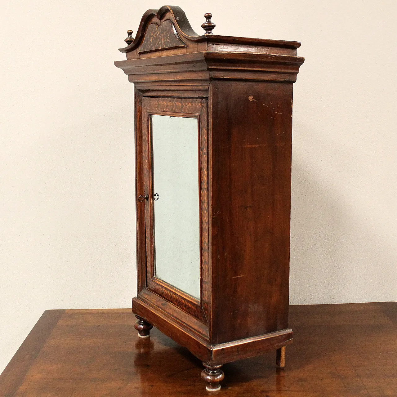 Modellino miniatura armadio-monetiere in noce intarsiato, '800 6