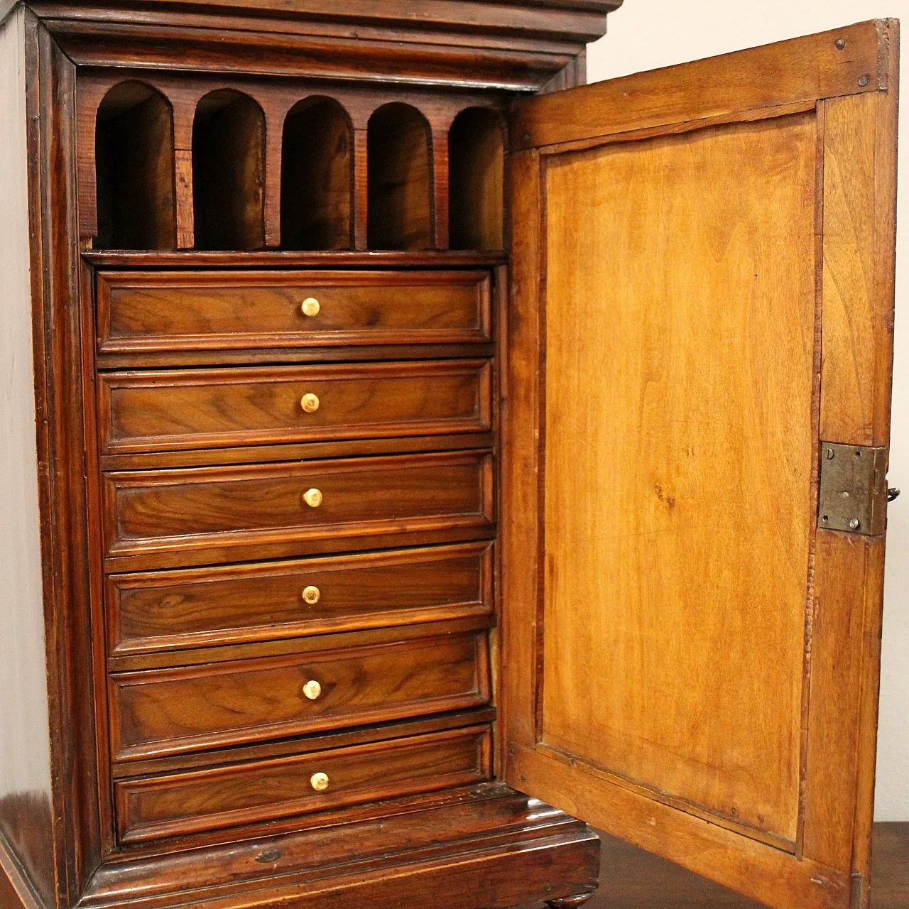 Modellino miniatura armadio-monetiere in noce intarsiato, '800 7