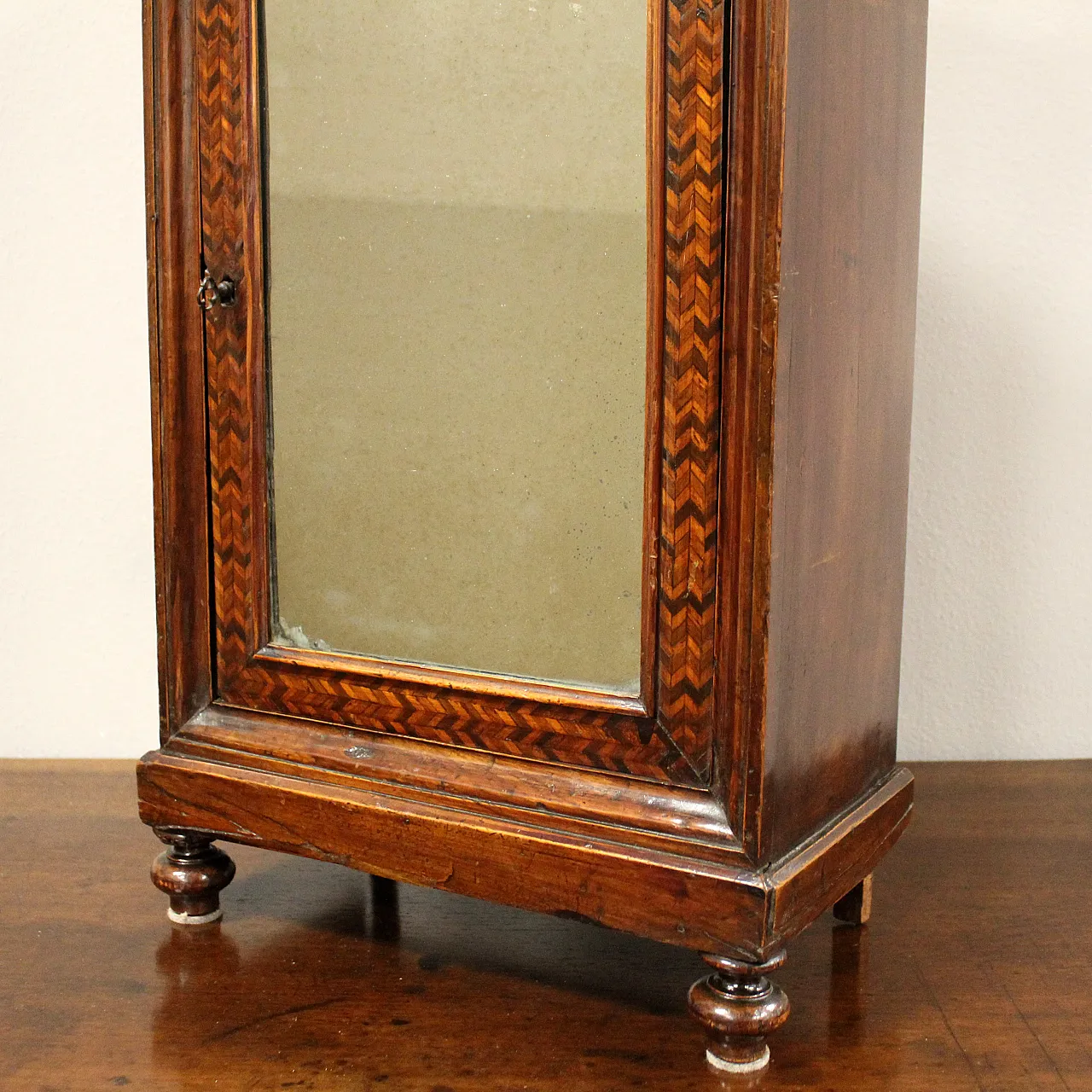 Modellino miniatura armadio-monetiere in noce intarsiato, '800 11