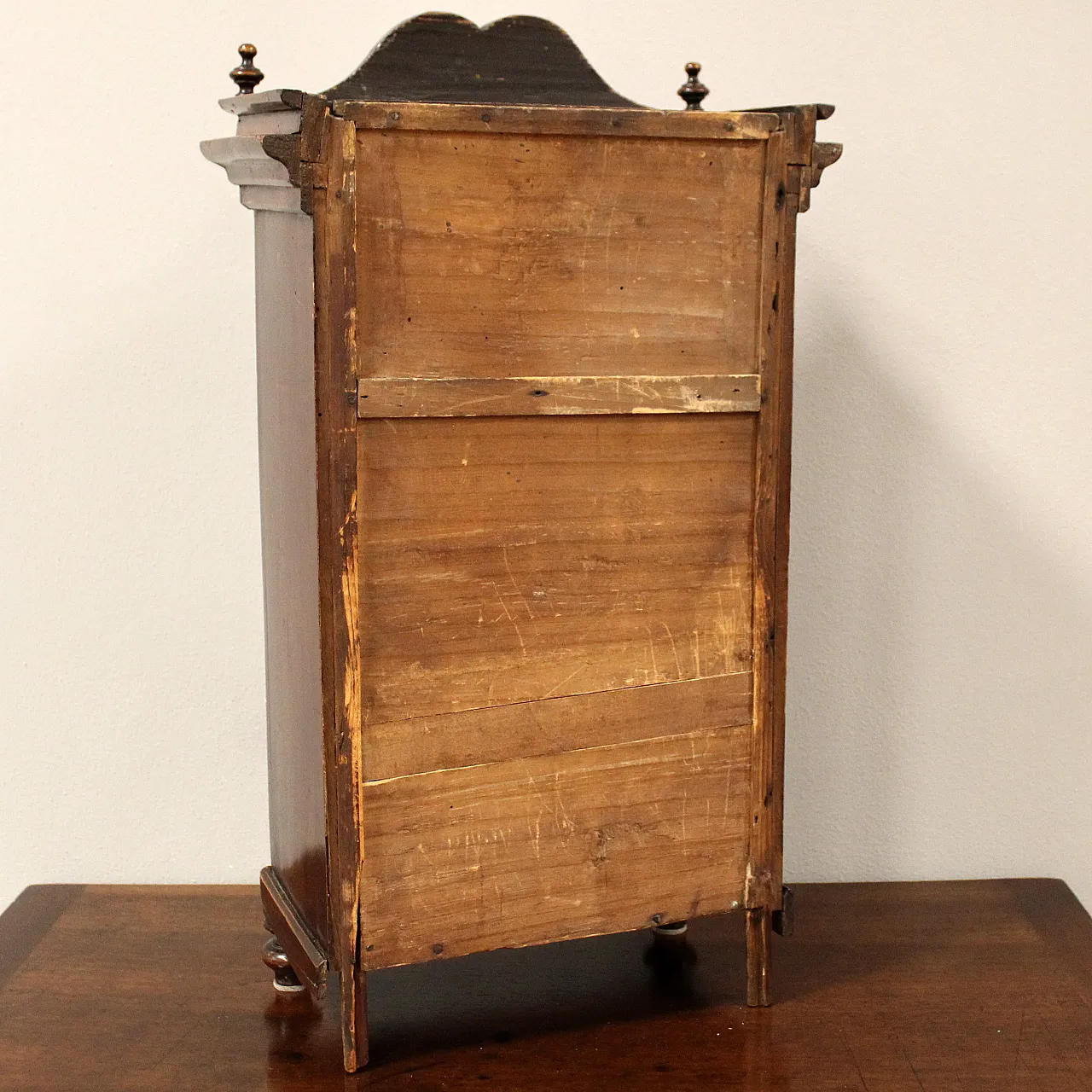 Modellino miniatura armadio-monetiere in noce intarsiato, '800 12