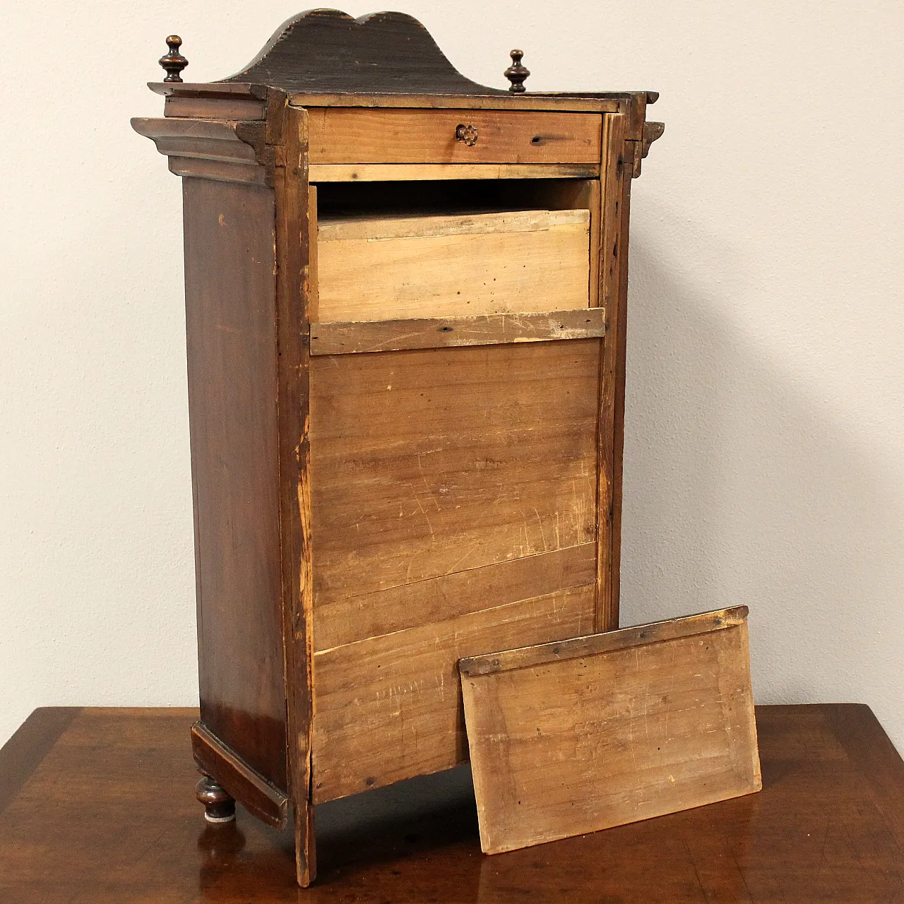 Modellino miniatura armadio-monetiere in noce intarsiato, '800 13