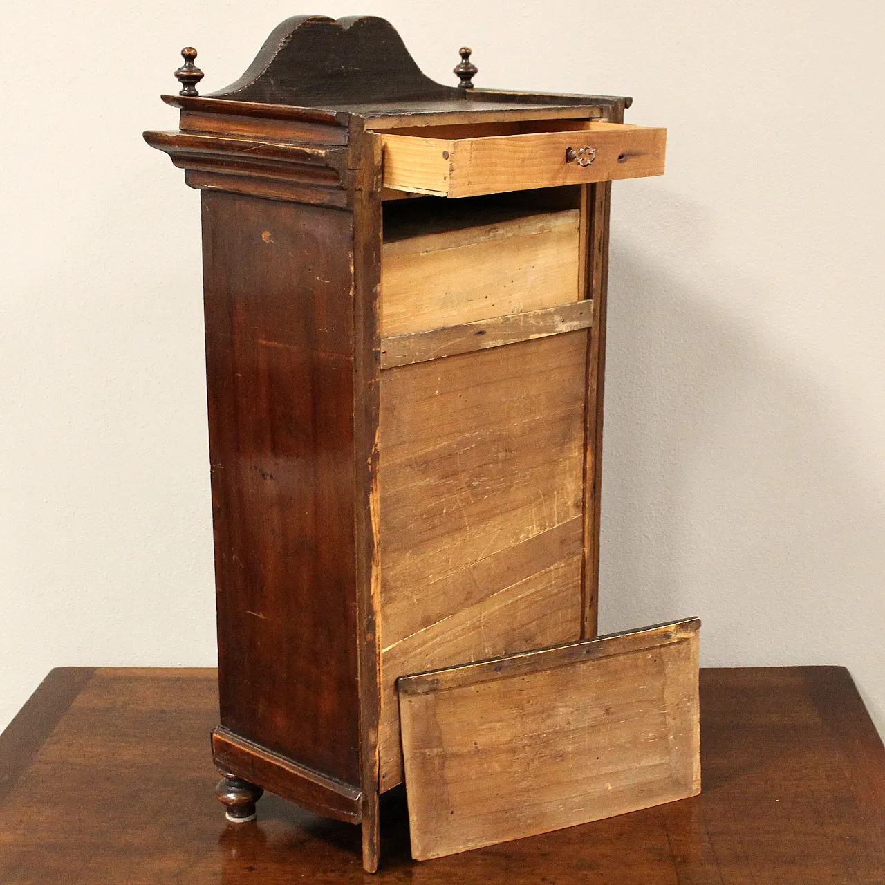 Modellino miniatura armadio-monetiere in noce intarsiato, '800 14