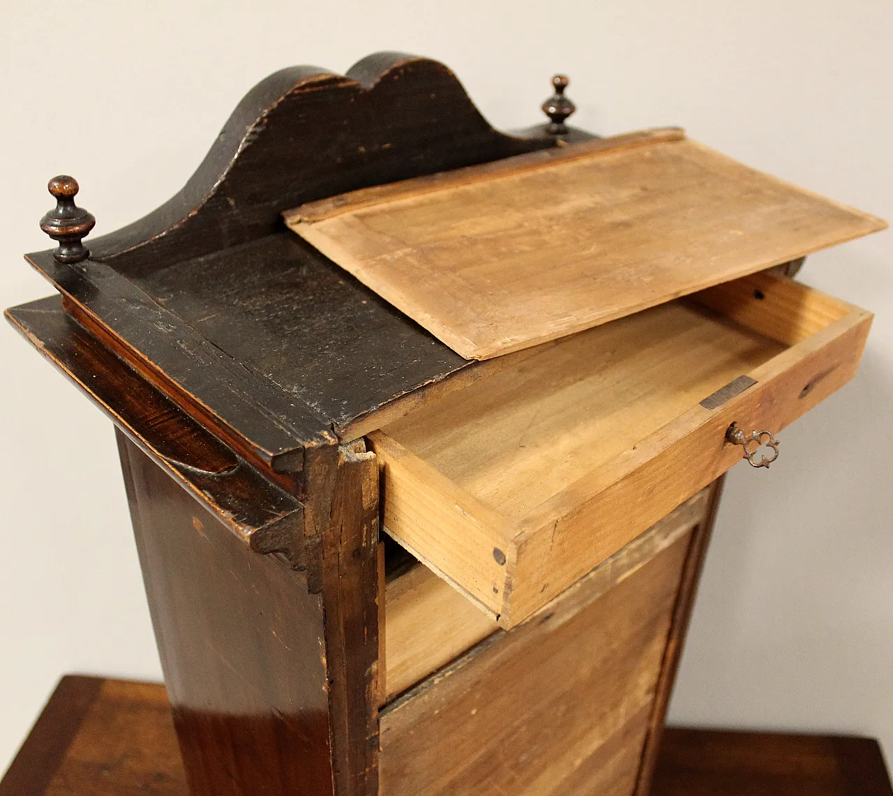 Modellino miniatura armadio-monetiere in noce intarsiato, '800 15