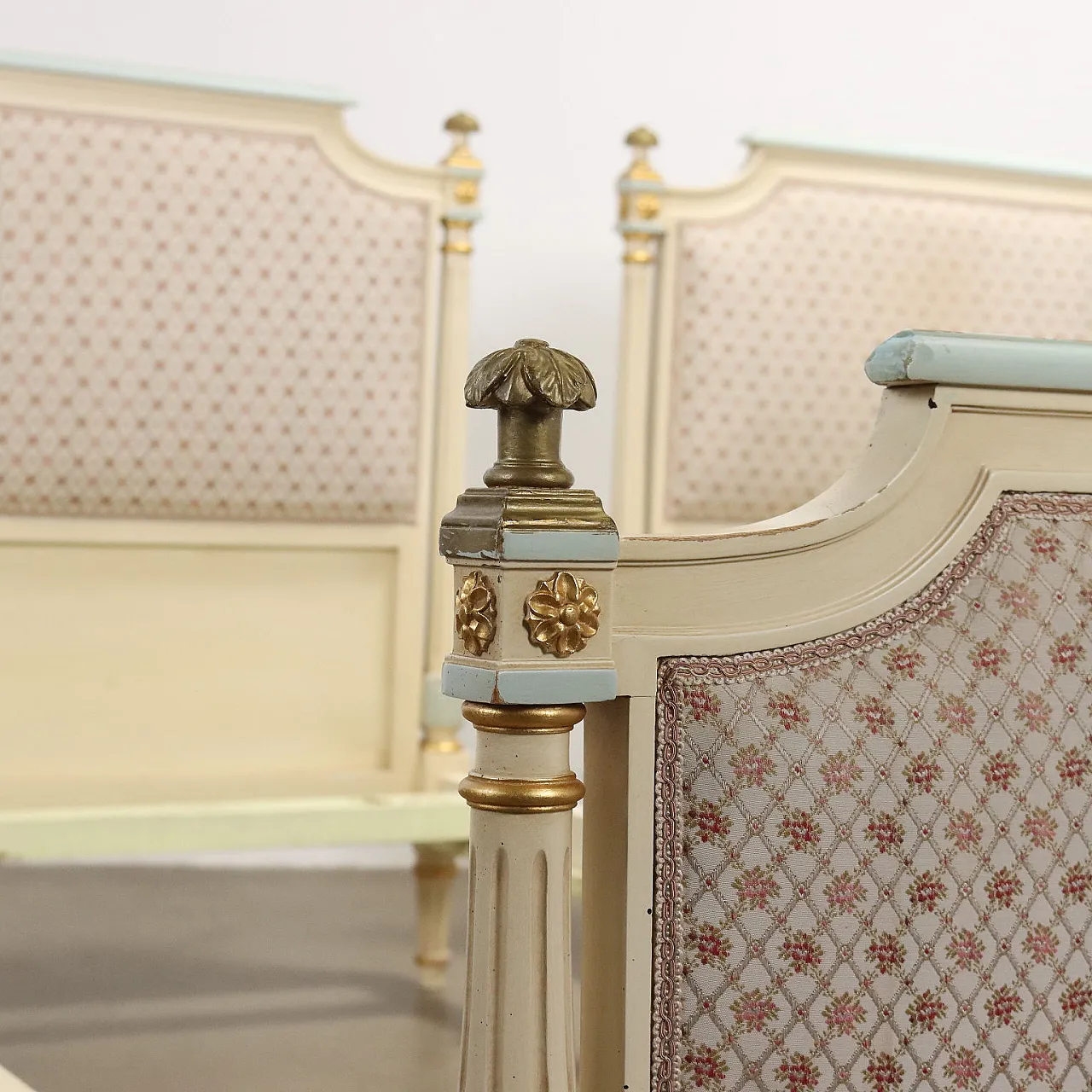 Coppia di letti neoclassici in legno laccato, '900 3