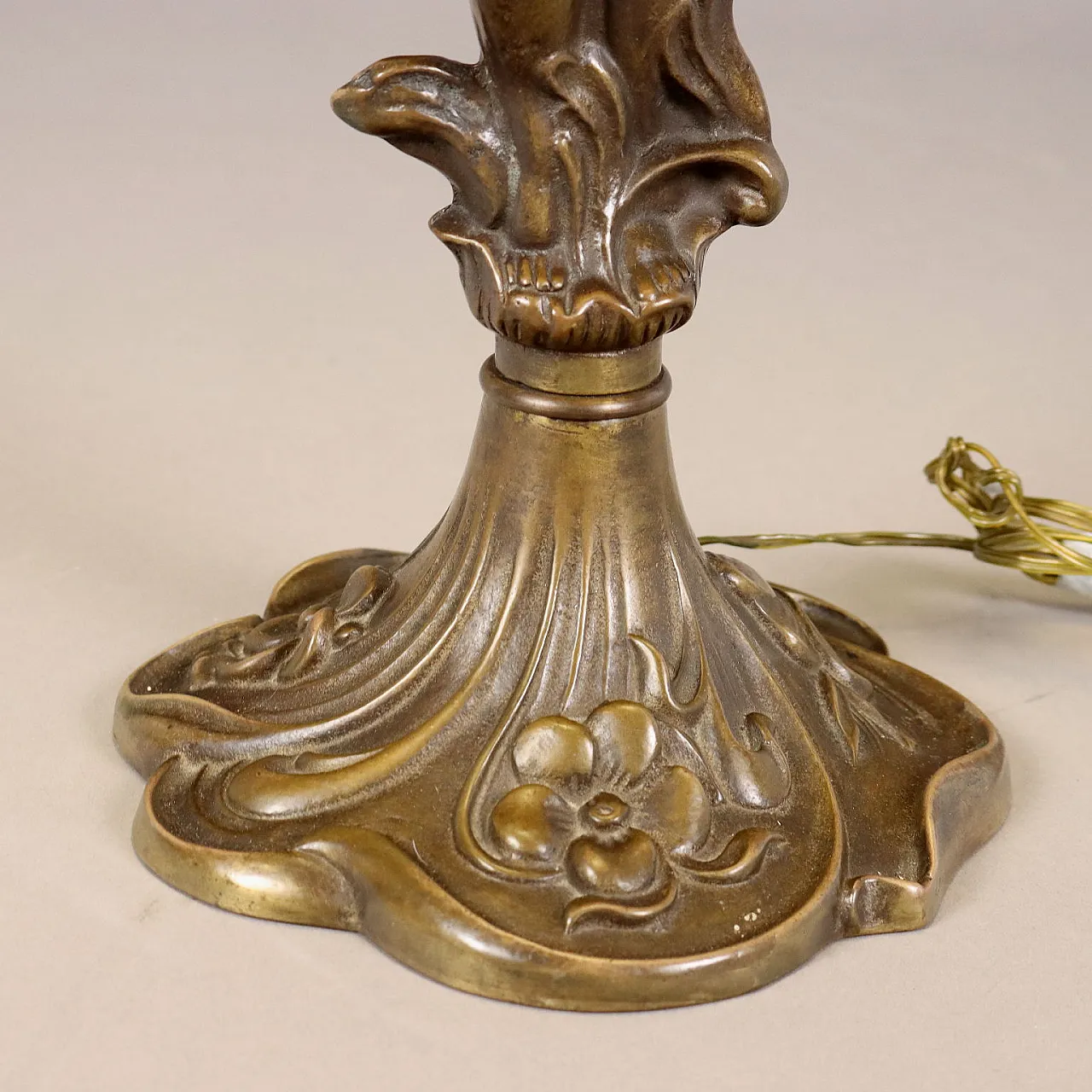 Tiffany-style bronze lamp with glass shade, 20th century 5